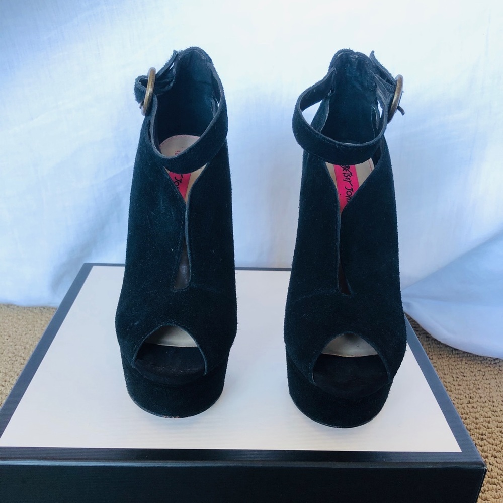 Betsey Johnson heels platform peptoe